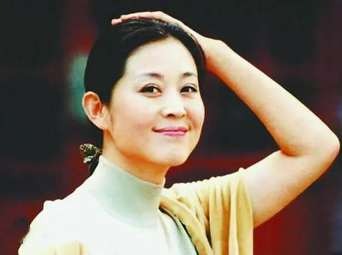 唐宁回应满头白发