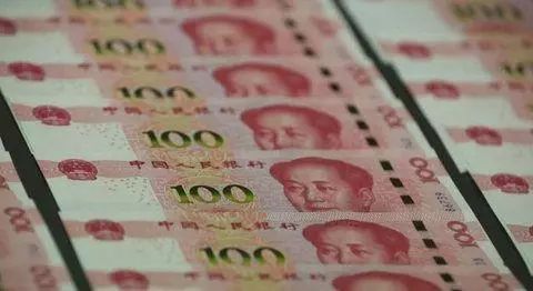 桥下现大量百元大钞