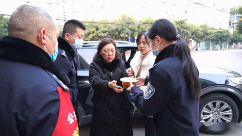 母亲包饺子送儿入伍
