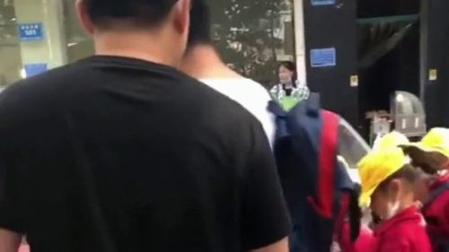 给女儿戴接孩子神器