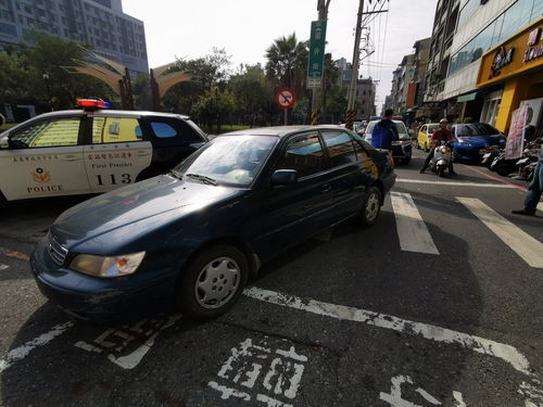 逃犯驾车冲撞民警 逃犯驾车冲撞民警