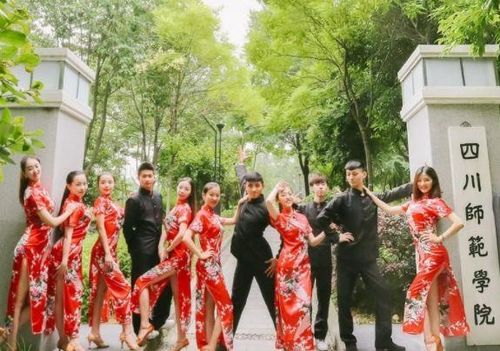 男子穿红旗袍跑汉马