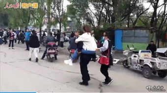 女子携炸药走进警局