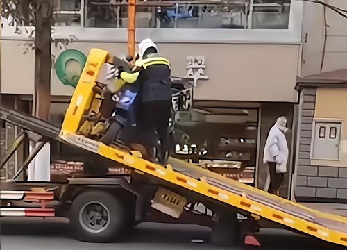 外卖员用弹弓打电车
