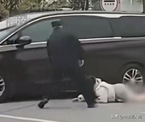 女粉丝追星被车撞倒