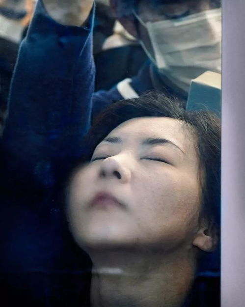 乘地铁看到诡异人脸