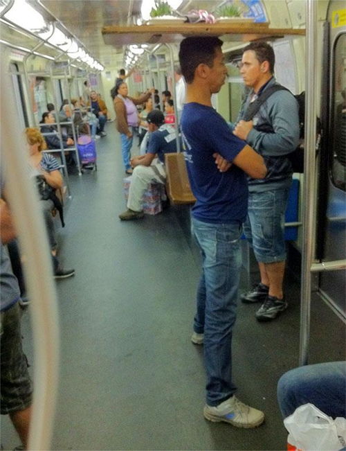 乘地铁看到诡异人脸