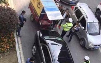 无人快递车追尾汽车