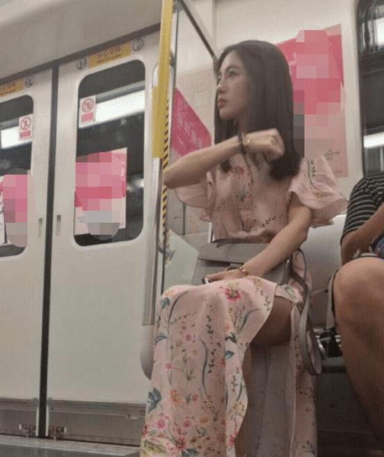 地铁偷拍女生被拘