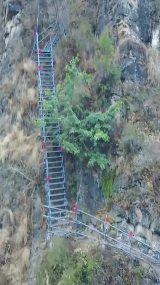 海拔1600米悬崖床