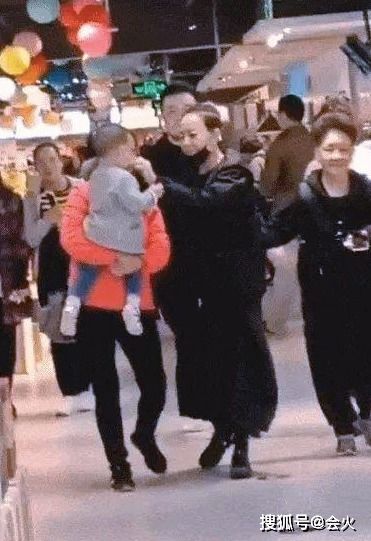 学生组团退60件裙子