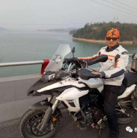 公牛骑走路边摩托车