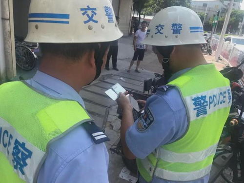 翻栏插队被民警薅回 翻栏插队被民警薅回