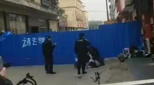 翻栏插队被民警薅回 翻栏插队被民警薅回