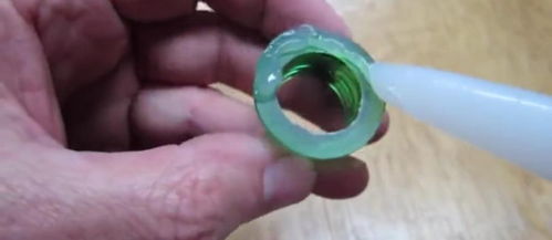 鹦鹉开饮水器喝水 鹦鹉开饮水器喝水