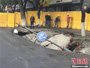 路面塌陷路人掉坑内 路面塌陷路人掉坑内