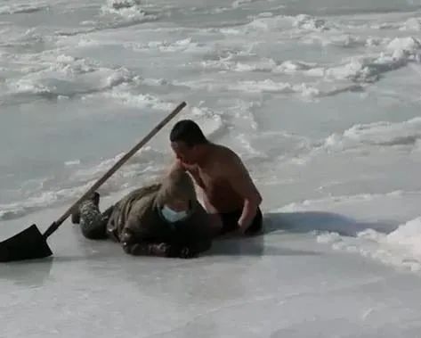 大爷跳冰湖救落水娃(大爷跳冰湖救落水娃的电影) 大爷跳冰湖救落水娃(大爷跳冰湖救落水娃的电影)
