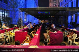 市民彻夜排队抢黄金(抢黄金大案) 市民彻夜排队抢黄金(抢黄金大案)