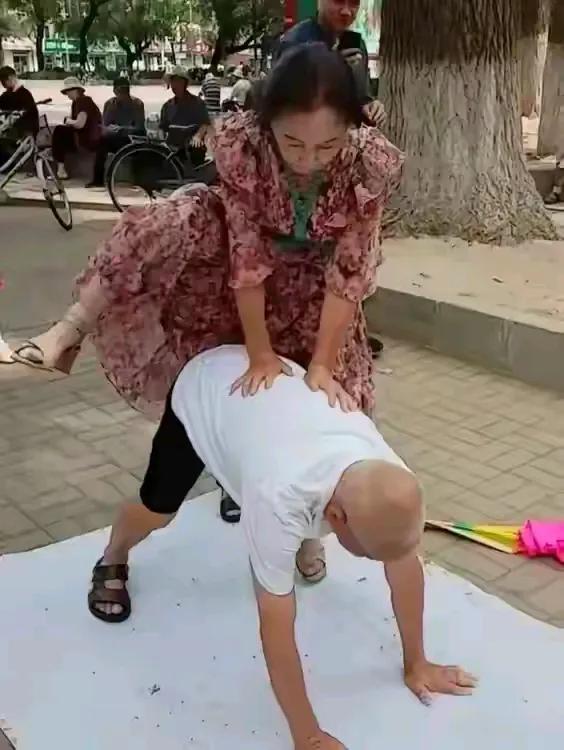大爷大妈泳池内搓澡(搓澡大妈搓之前问你) 大爷大妈泳池内搓澡(搓澡大妈搓之前问你)