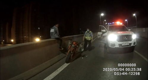 男子在南北高架上跑步(男子在南北高架上跑步的电影) 男子在南北高架上跑步(男子在南北高架上跑步的电影)
