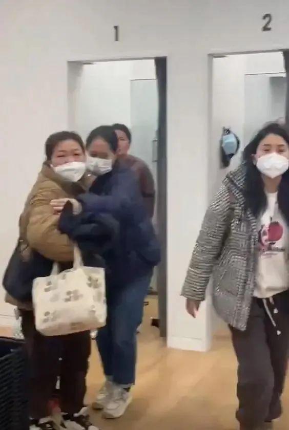 试衣全裸状态遭掀帘(试衣服全过程) 试衣全裸状态遭掀帘(试衣服全过程)