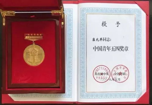 毕业生扛着奖牌拨穗，荣耀时刻见证青春足迹