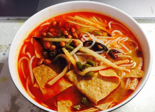 女子螺蛳粉摊惊现蛇影，食品安全引关注