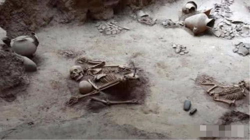 地震母亲飞奔护孩子，生死瞬间的人性光辉